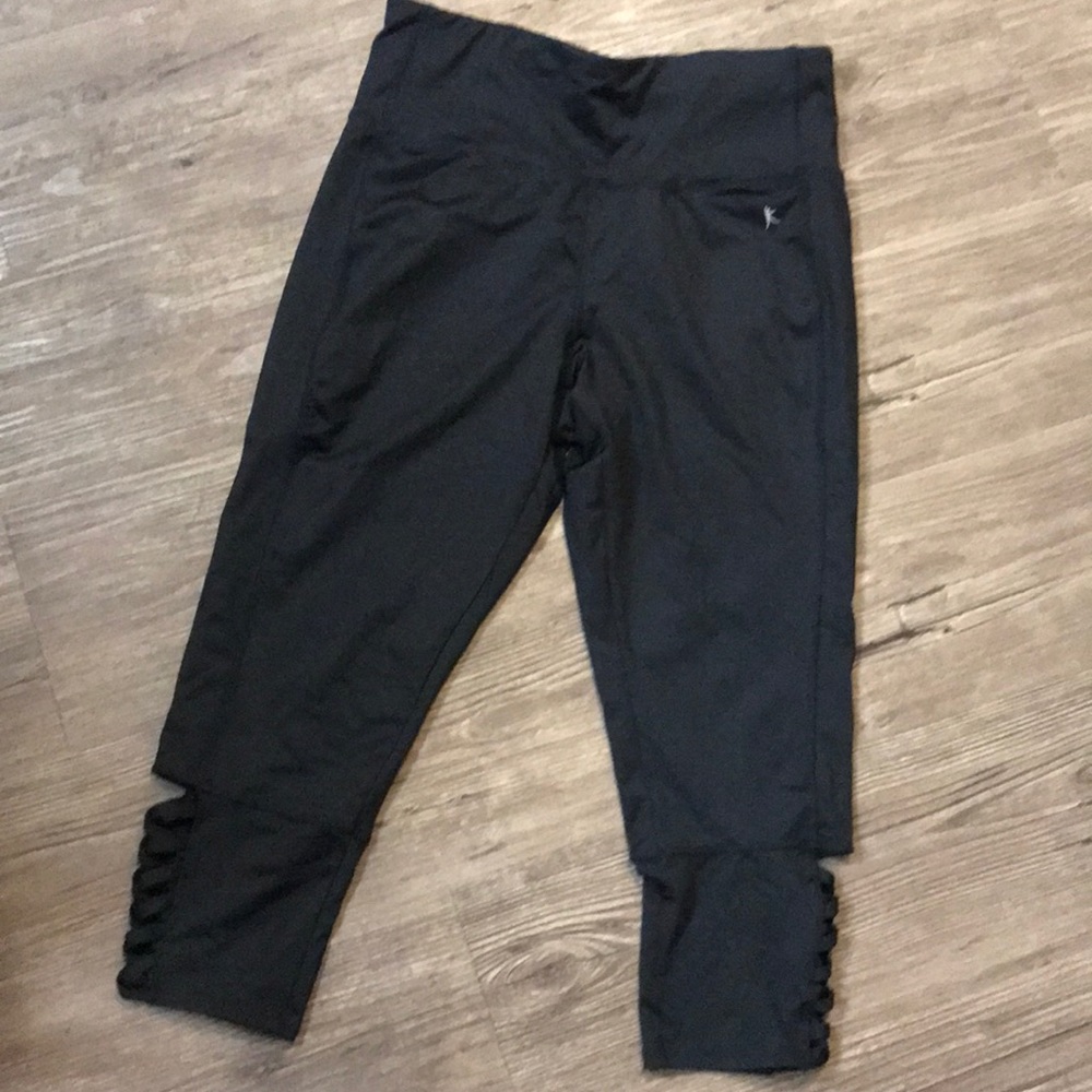 Athletic leggings with criss cross detail